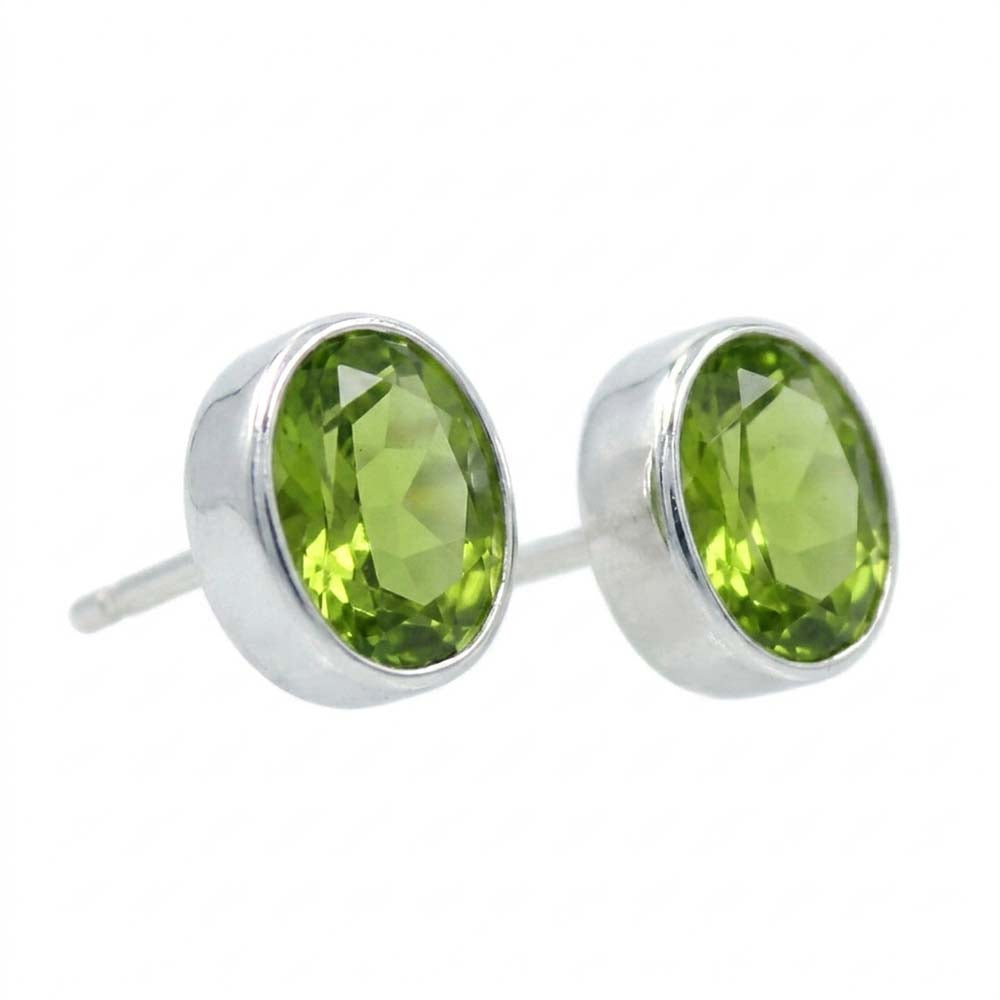 Clous d’oreilles péridot en argent massif 925