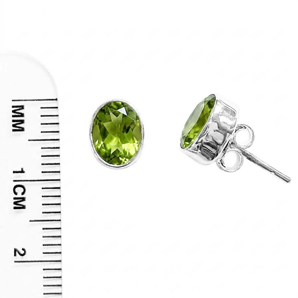 Clous d’oreilles péridot en argent massif 925